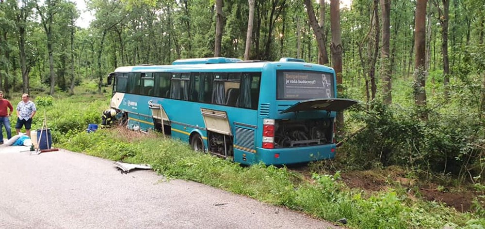 Pri Nitre sa zrazil autobus s osobným automobilom