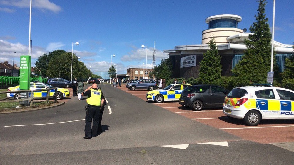 Do ľudí v Newcastli narazilo auto