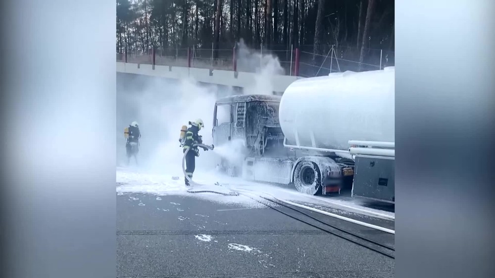 [multi] Poziar na dialnici 395