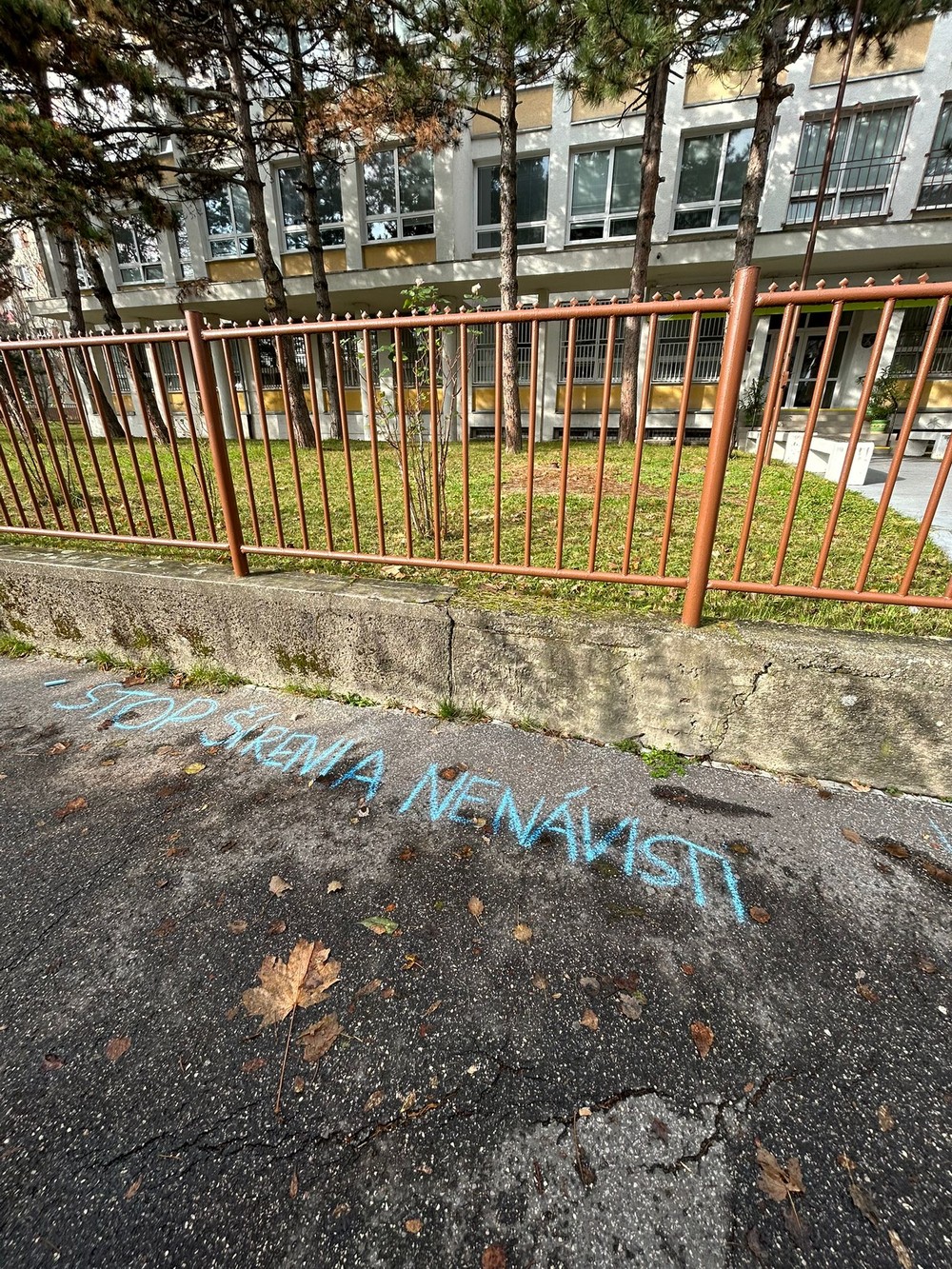 Kriedové nápisy na chodníku 2