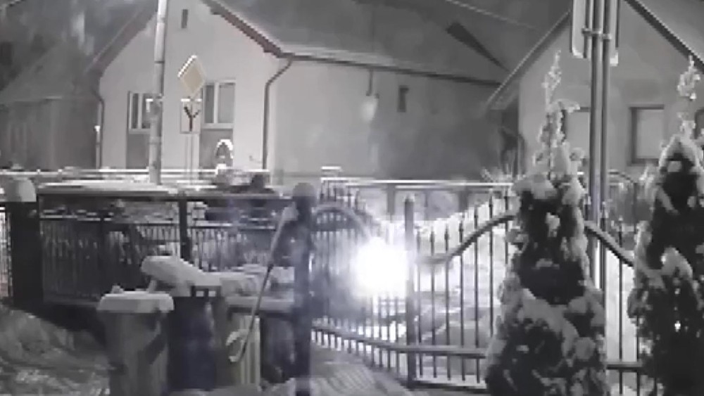 Záznam z kamery - poškodzovanie taxíka