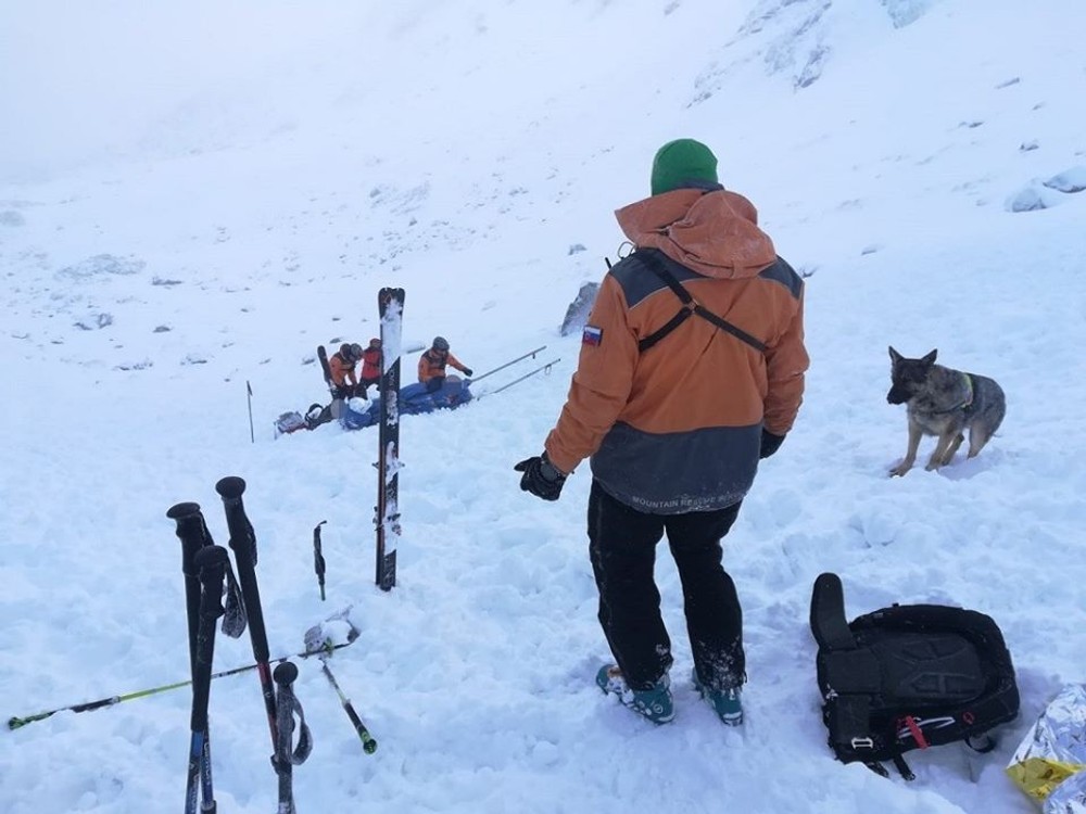Pád lavíny sa v Nízkych Tatrách skončil tragicky. Strhla so sebou dvoch lyžiarov 