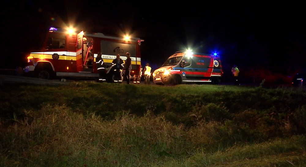 Vodič zaparkoval na streche. Do priekopy vzal zo sebou zábradlie aj zvodidlo