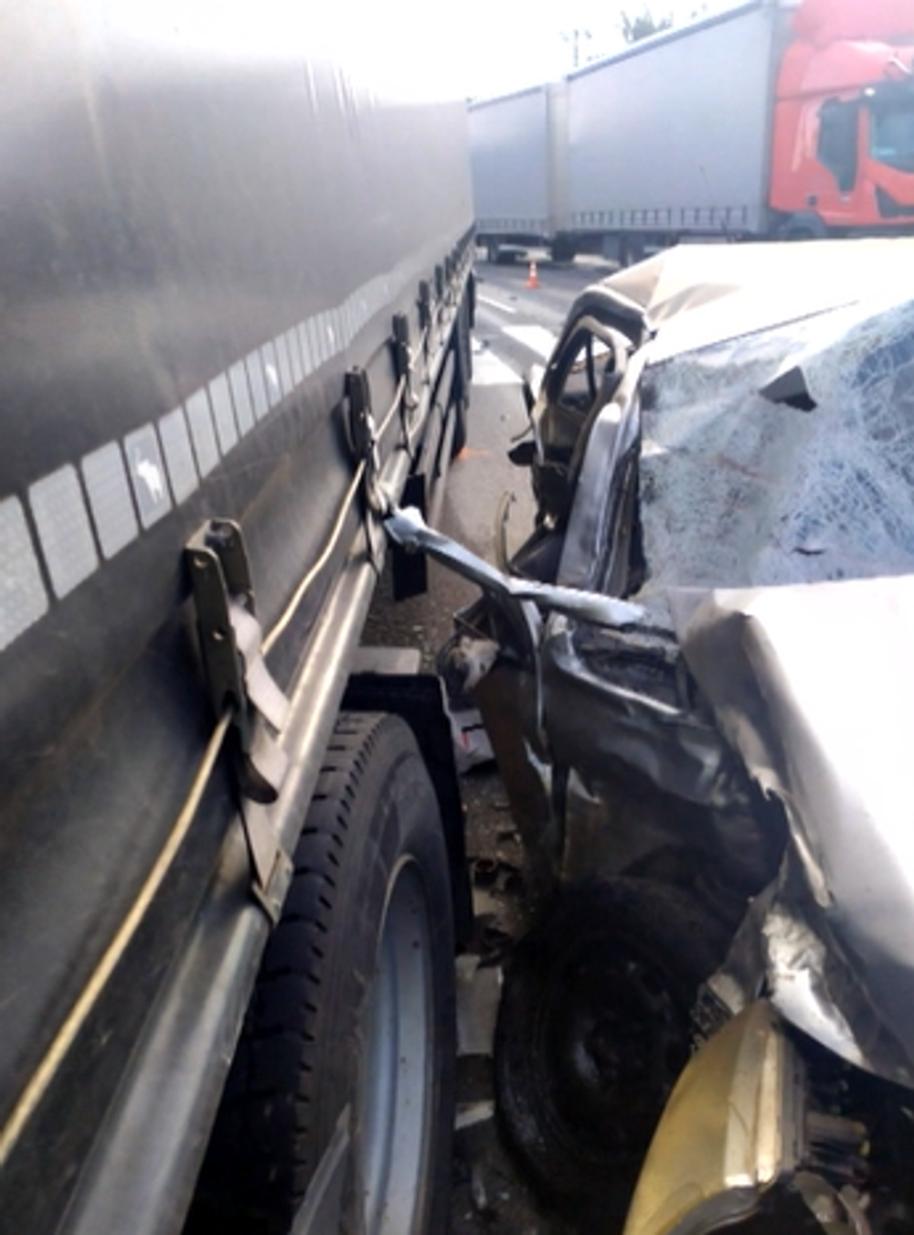 Vážna nehoda na Záhorí. Po náraze do kamióna odhodilo auto pod náves druhého kamionistu