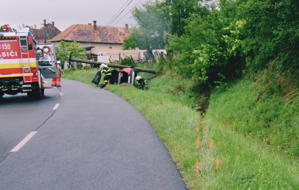 Auto skončilo pod stĺpom