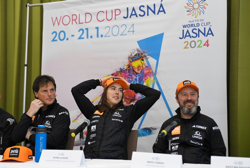 Slovenská zjazdová lyžiarka Petra Vlhová na tlačovej konferencii pred pretekmi Svetového pohára
