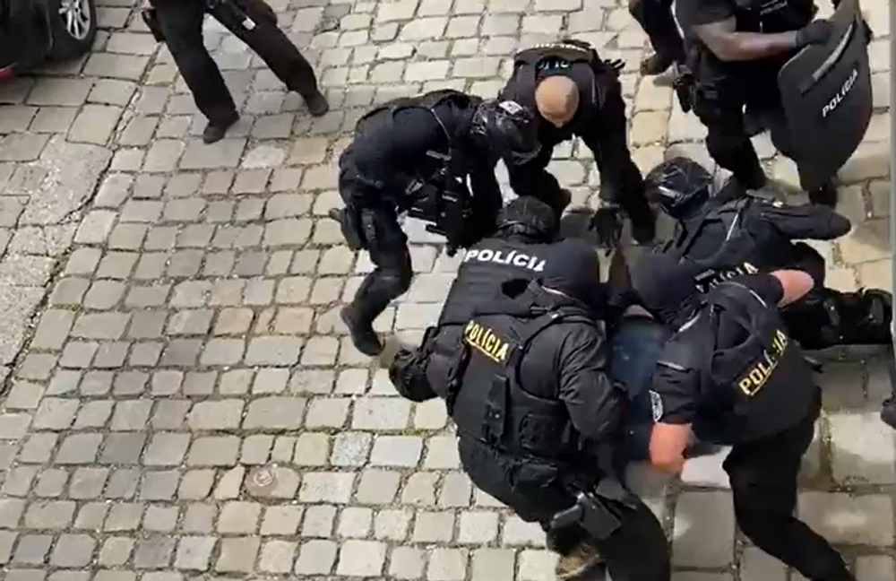 V centre Bratislavy spacifikovali ozbrojeného muža, v okolí ostávajú pyrotechnici