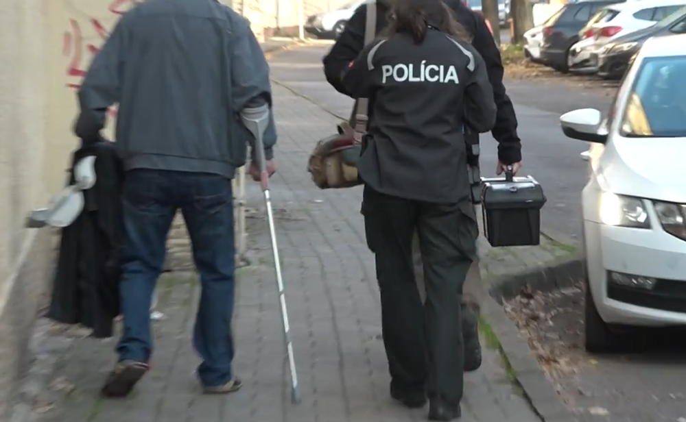 Mŕtva žena vedľa bytovky 2