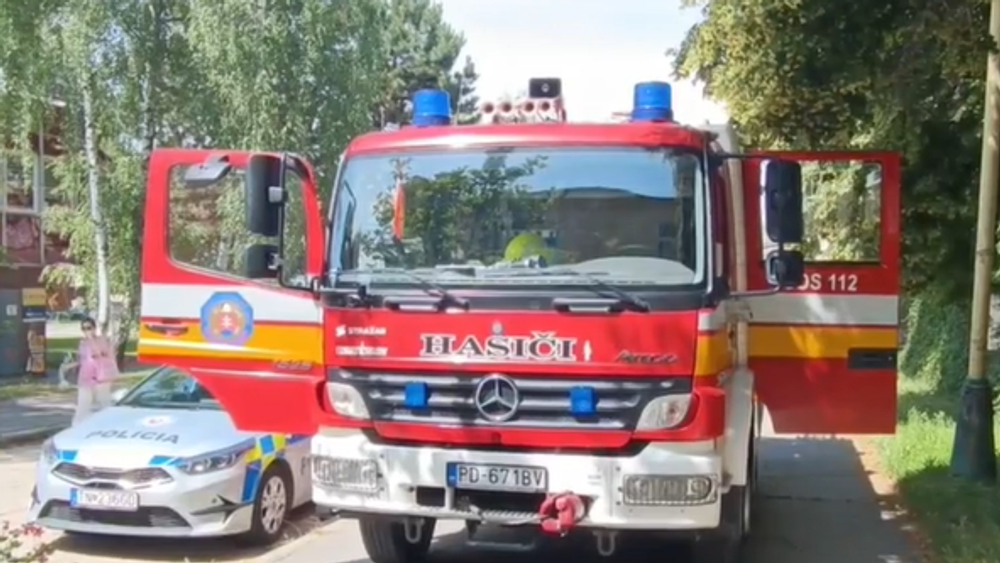 Hasiči pred gymnáziom 