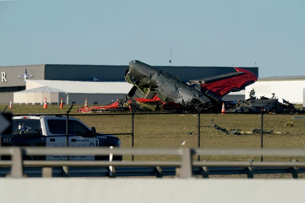 Dallas_Air_Show_Crash_53464-29365027d0634aa3b050e65b45f10144