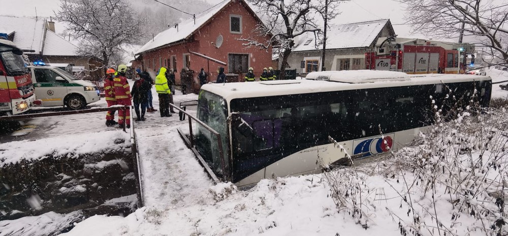 Autobus skončil v priekope
