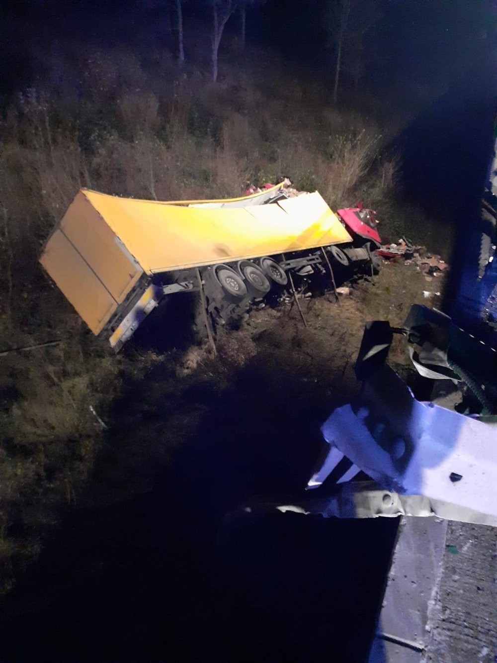 Z mosta padol kamión, vodič (†55) nehodu neprežil 