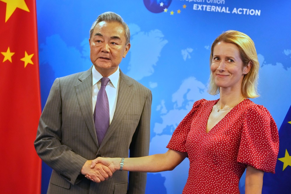 Šéfka európskej diplomacie Kaja Kallasová a čínsky minister zahraničných vecí Wang I