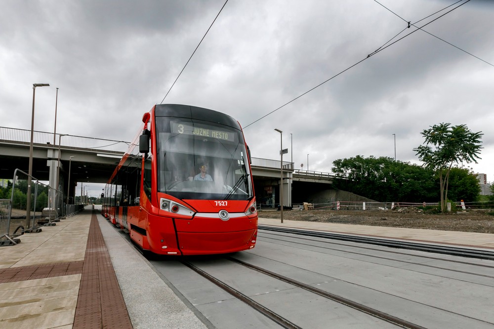 Prvá jazda električky po novej trati v Petržalke 2