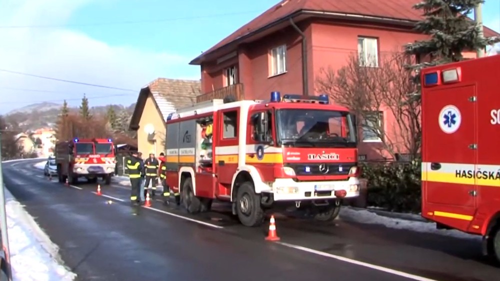 V izbe rodinného domu vznikol požiar, pravdepodobne ho spôsobila nabíjačka v zásuvke