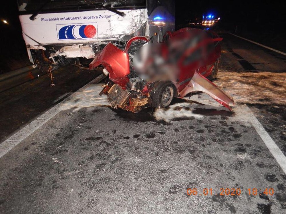 Čelná zrážka s autobusom sa skončila tragicky. Z osobného auta zostali len stlačené plechy 