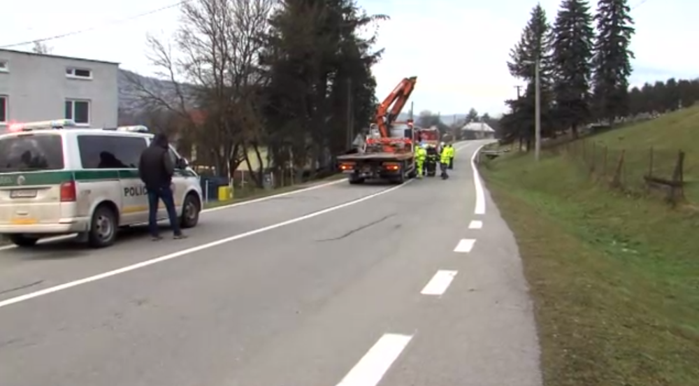 Muž z neznámych príčin zišiel z cesty, neprežil náraz do stromu 