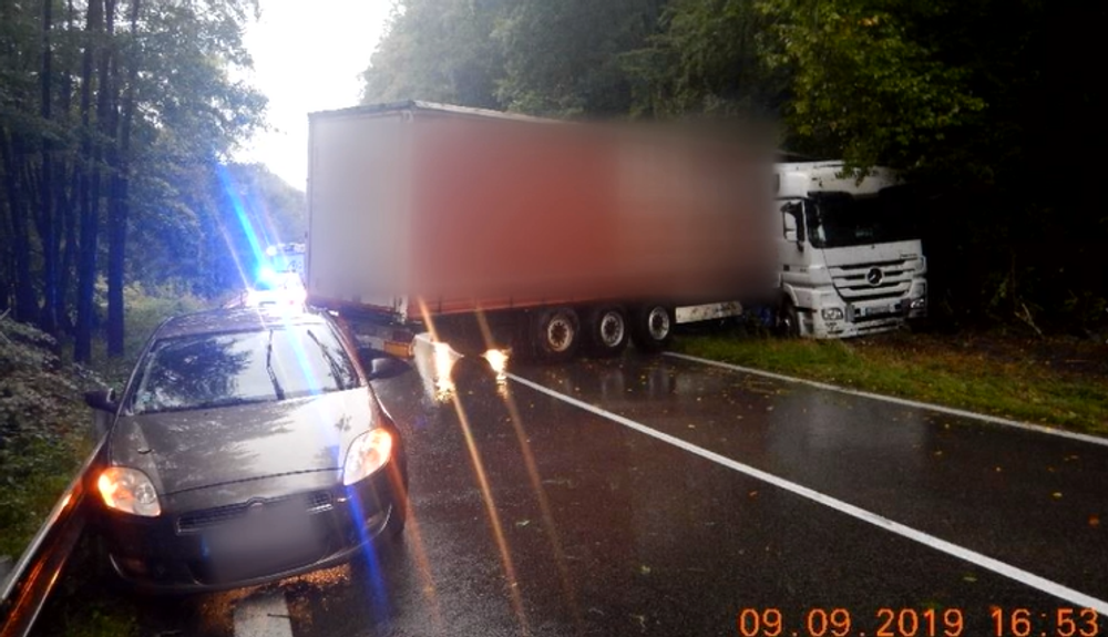 Zrážka kamiónu s osobným autom mala takmer fatálne následky. Náves skrížilo cez oba pruhy 