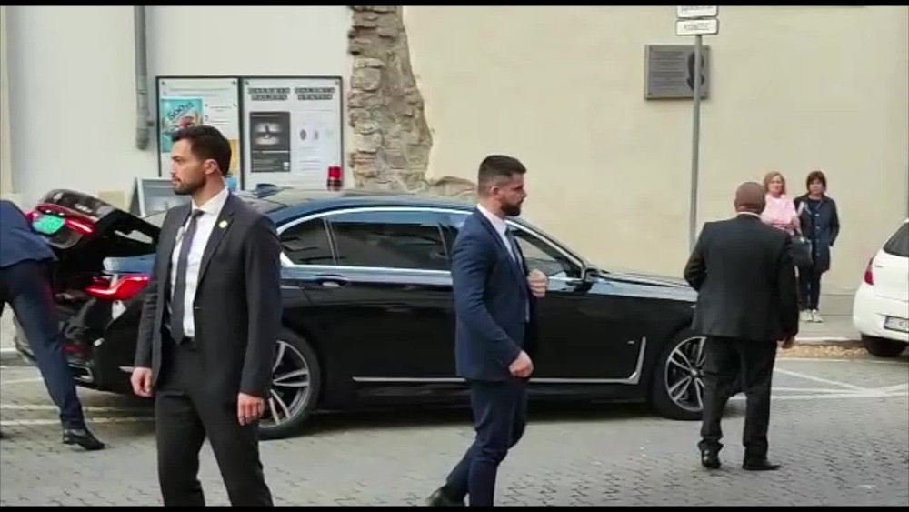 [multi] prezidentka kladie vence 16960