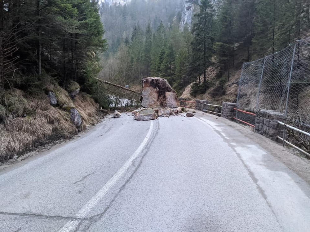 Cestu zaterasil obrovský balvan