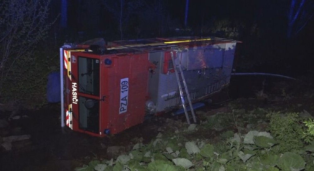 Hasiči na ceste k požiaru havarovali Cisterna skončila v potoku (2)