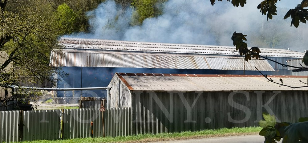 Požiar zachvátil sklad papiera