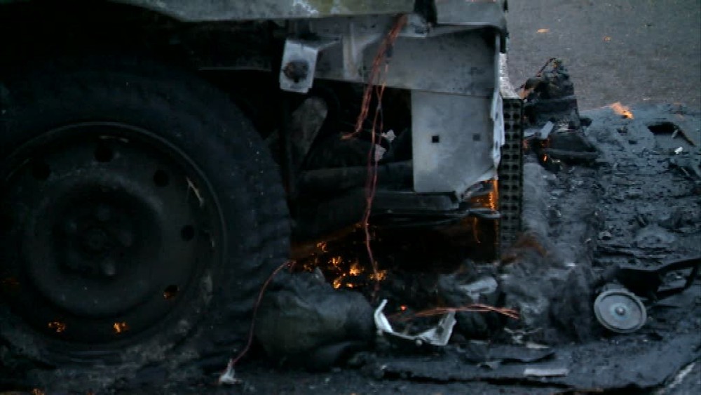 Horiace auto v smere na Kolibu859