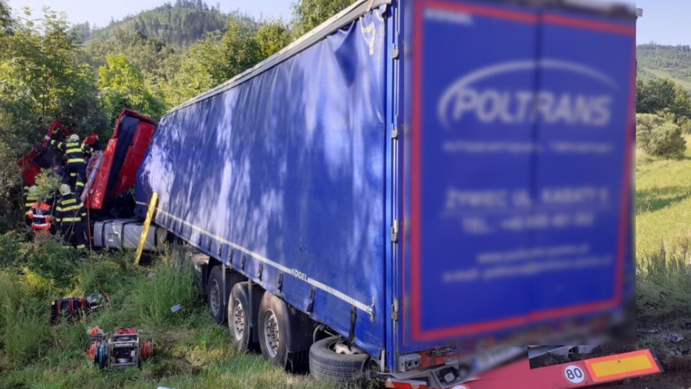 Zrážka kamiónov rozmazané