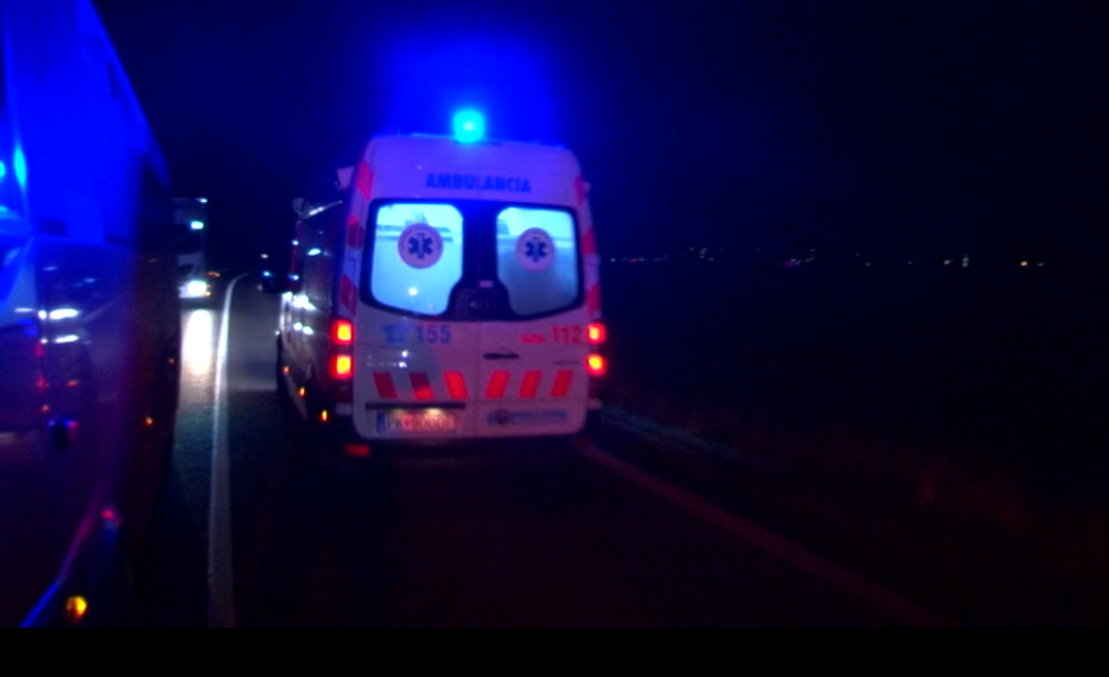 Tragická večerná nehoda. Pri čelnej zrážke vyhasli životy oboch vodičov
