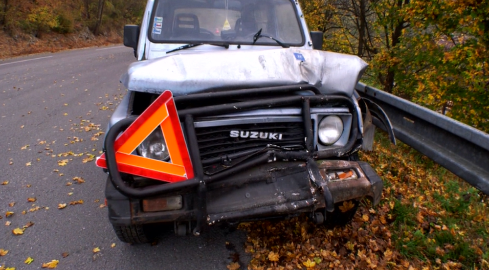FOTO: Neuveríte, čím si vodič nahradil spätné zrkadlo! Kozmetické zrkadielko upevnil šnúrkami od topánok 