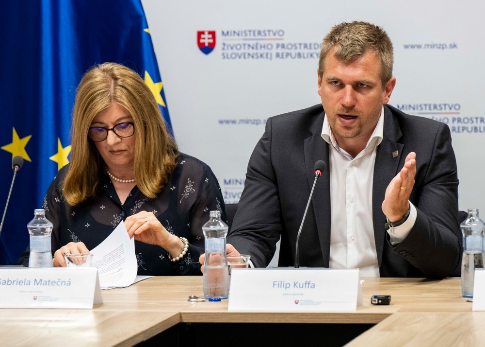 Štátna tajomníčka Ministerstva životného prostredia (MŽP) SR Gabriela Matečná a štátny tajomník MŽP Filip Kuffa