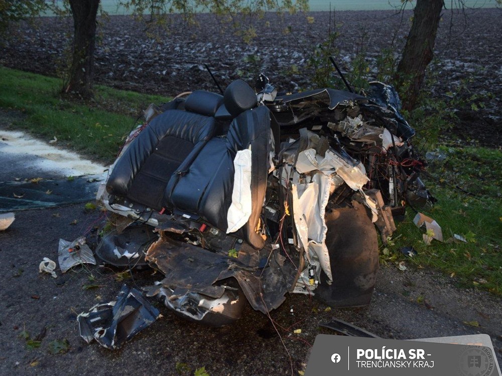Auto sa po náraze do stromu roztrhlo na dve časti