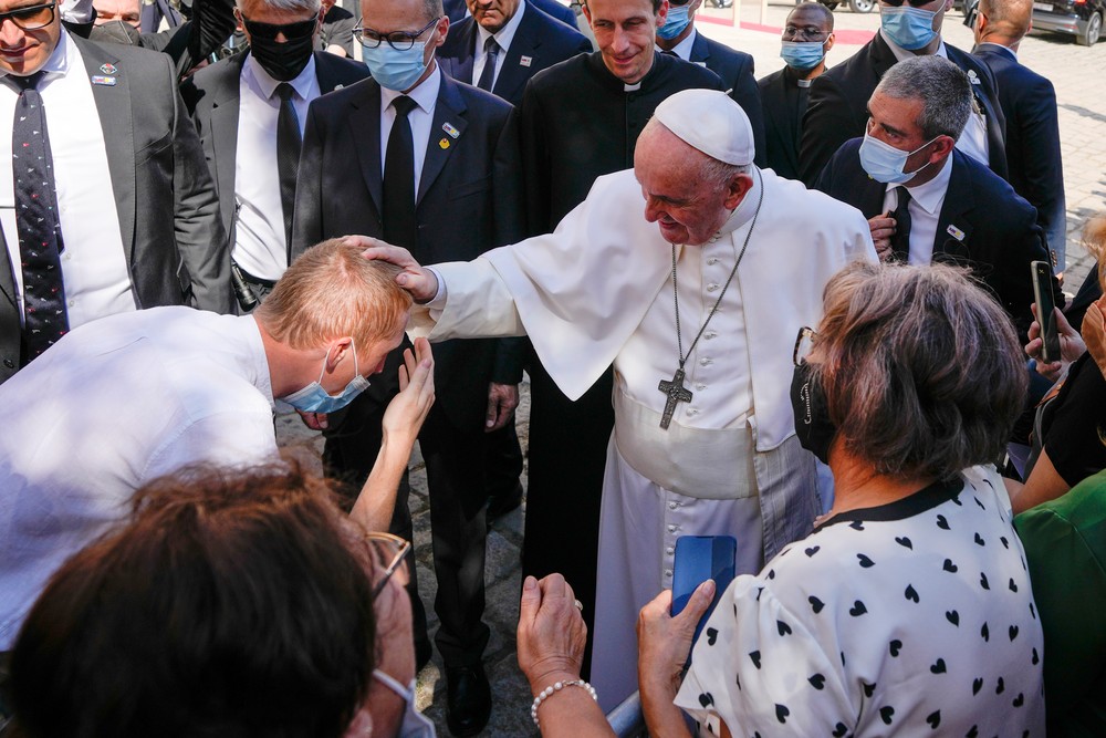 Pápež František pred Dómom sv. Martina s veriacimi