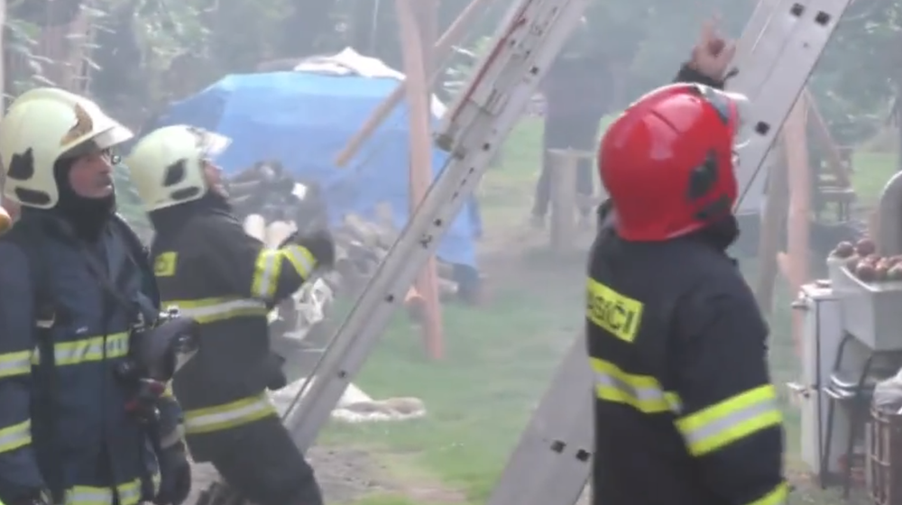 Strecha v plameňoch: Pomoc hasičov z okolia Sniny potreboval ich vlastný kolega 