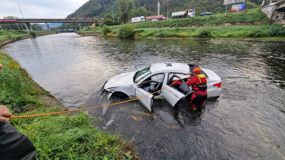 Auto sa zrútilo do rieky