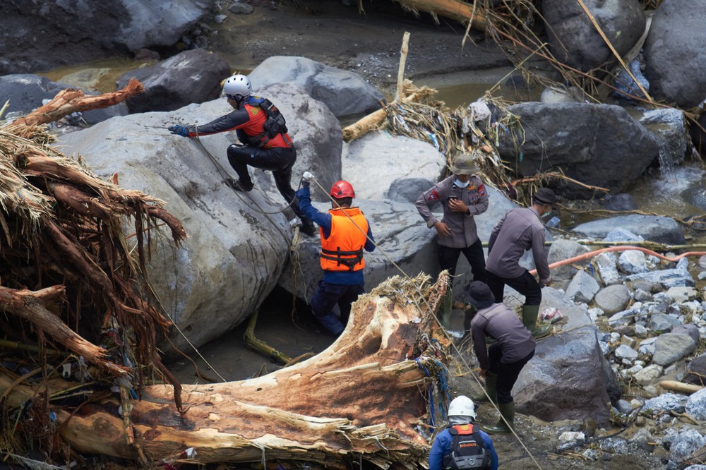 CORRECTION_Indonesia_Extreme_Weather_Asia_Flooding880246