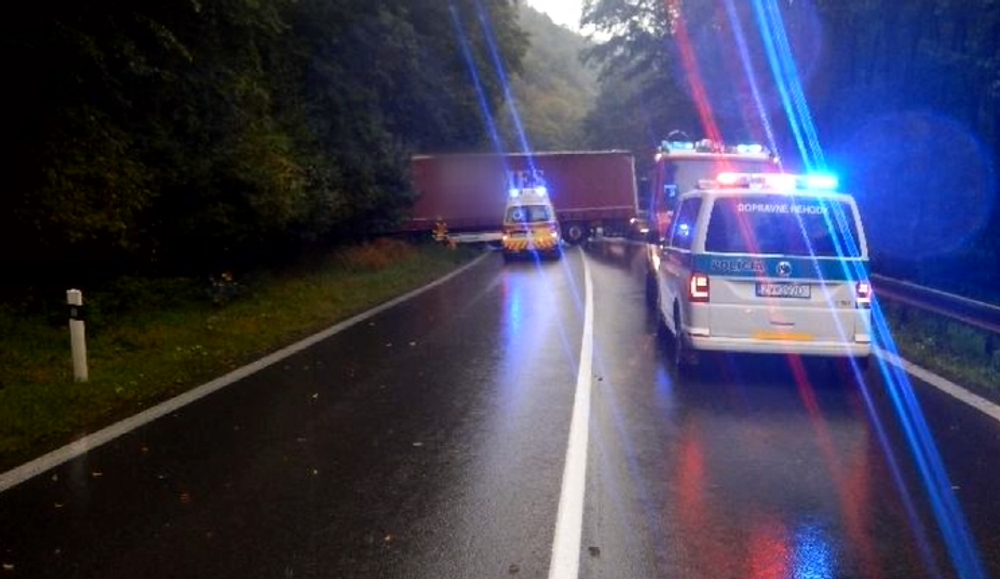 Zrážka kamiónu s osobným autom mala takmer fatálne následky. Náves skrížilo cez oba pruhy 