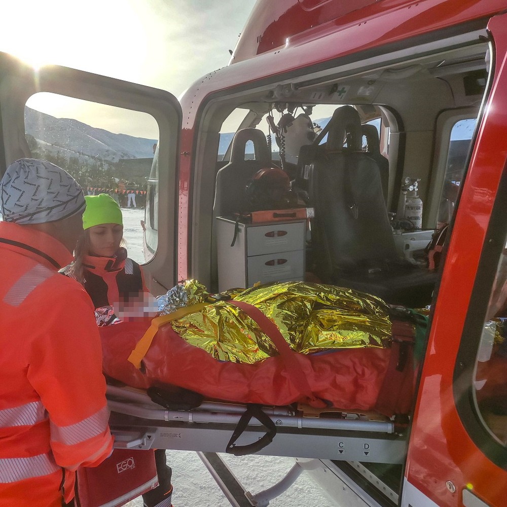 Lyžiar sa zrazil so štvorčlennou rodinou