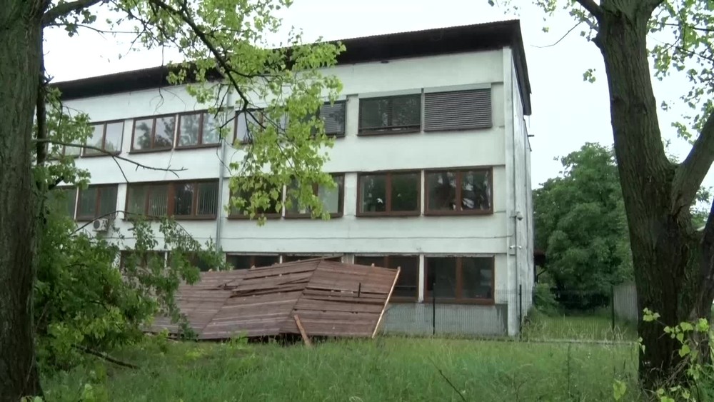 Silná búrka polámala stromy