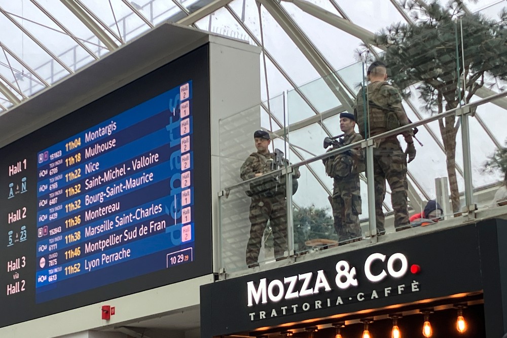 francúzsko paaríž útok nožom stanica (4)