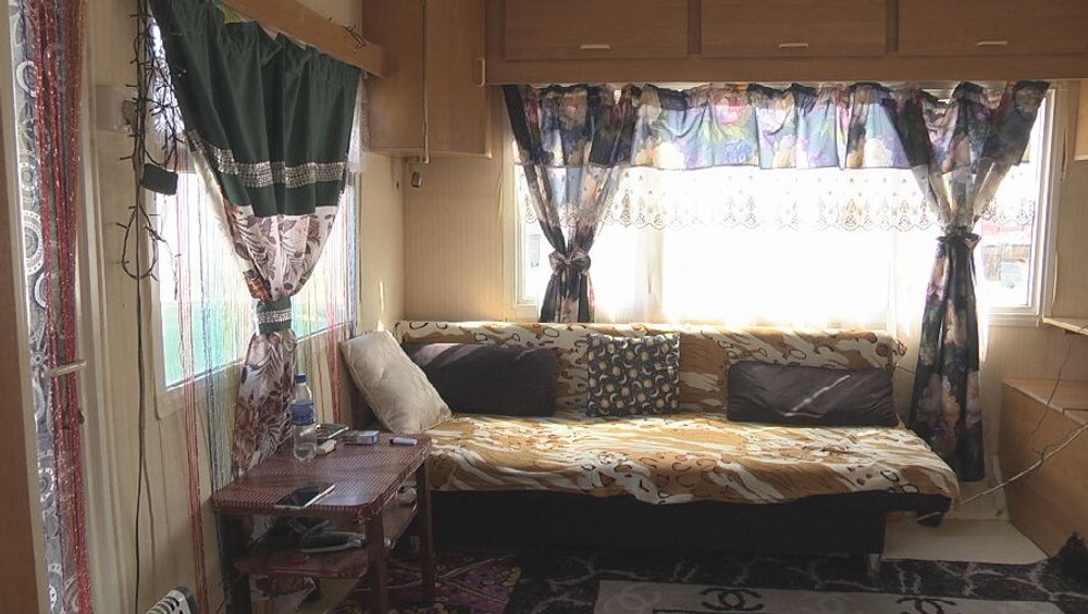 romovia sa nastahovali do mobilnych domcekov (2)