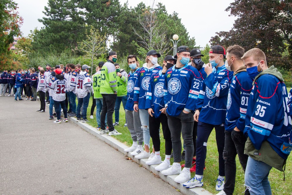 Hokejisti zablokovali úrad vlády. Opatrenia definitívne pochovajú slovenskú ligu, odkazujú vláde 