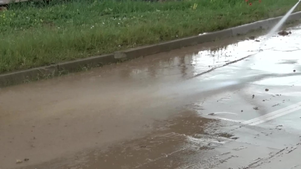 Silná búrka polámala stromy