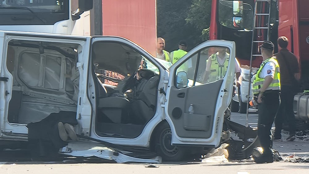 Nehoda kamióna s dodávkou