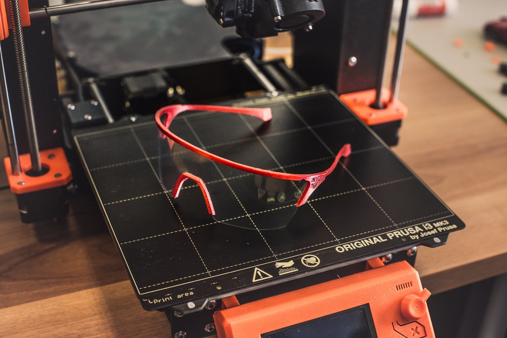 Na produkciu okuliarov využívajú 3D tlačiareň