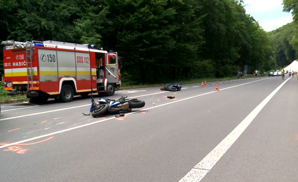 Zrážka dvoch motorkárov uzavrela hlavný ťah na Handlovú, na miesto privolali vrtuľník 