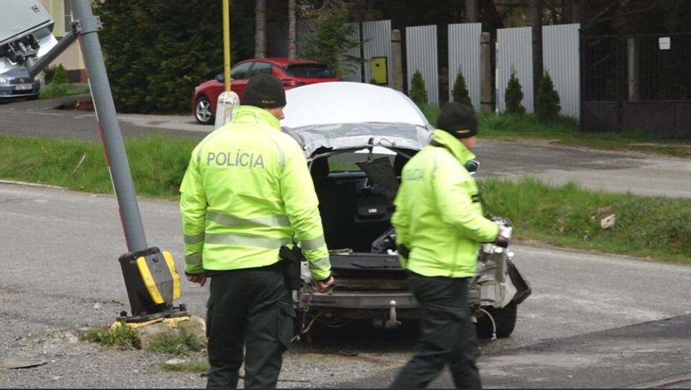 Zrážka auta s vlakom Veľká Lomnica (2)