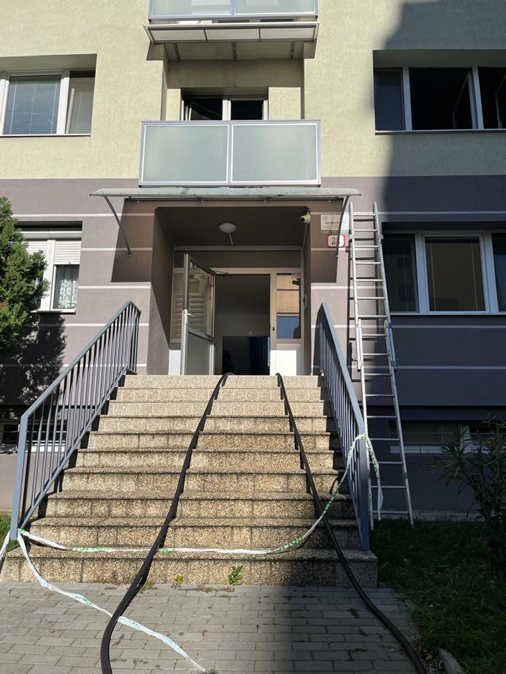 vybuch nove zamky hasici bytovka (2)