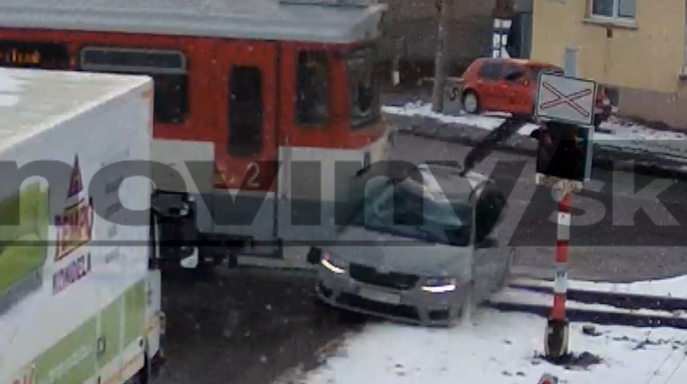 Vodič prežil zrážku s vlakom, auto tlačil pred sebou takmer tridsať metrov