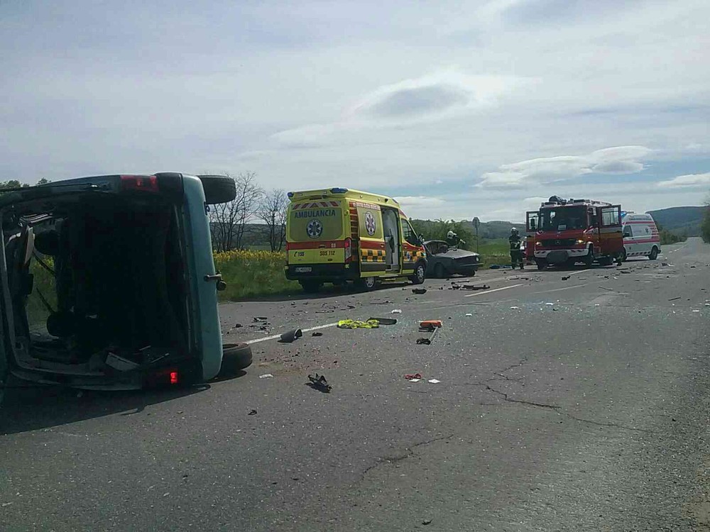 Pri obci Pliešovce došlo k vážnej dopravnej nehode. Na mieste zasahuje aj vrtuľník záchranárov 